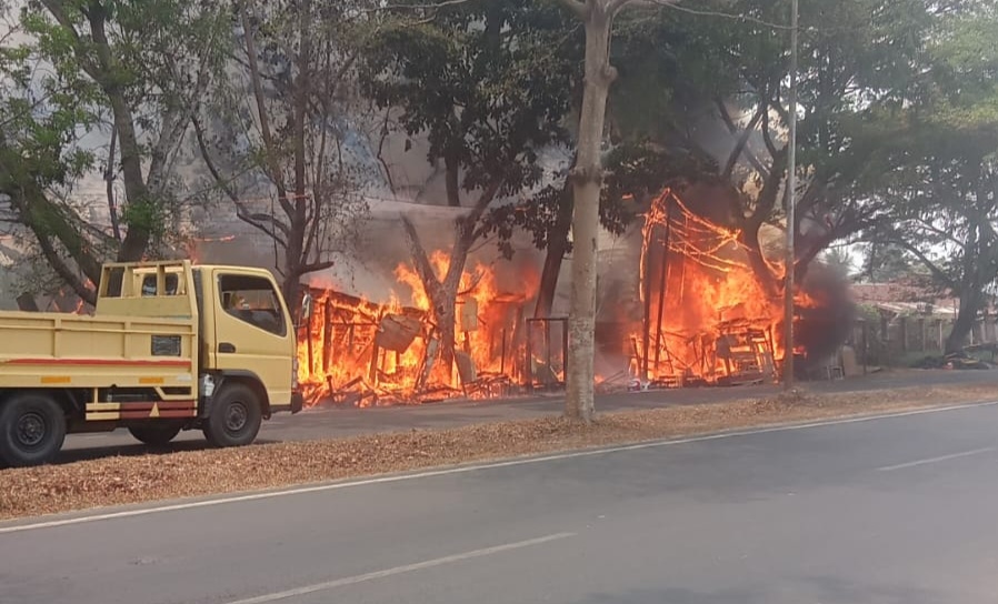 Diduga Berawal dari Tempat Memasak, 4 Kios di Jakabaring Palembang Ludes Terbakar