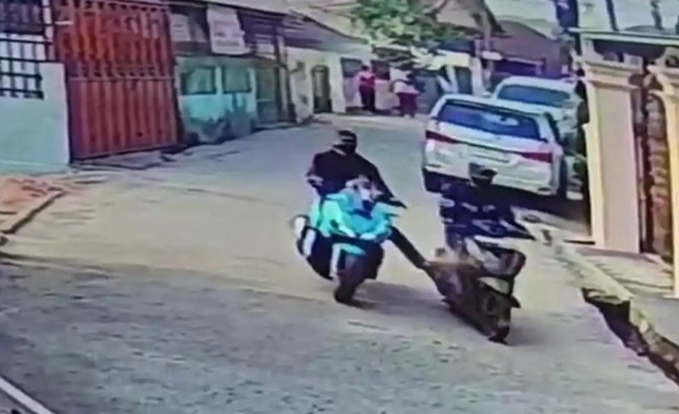 CCTV Rekam Dua Pencuri Patahkan Stang Motor di Kos Palembang, Korban Rugi Rp14 Juta
