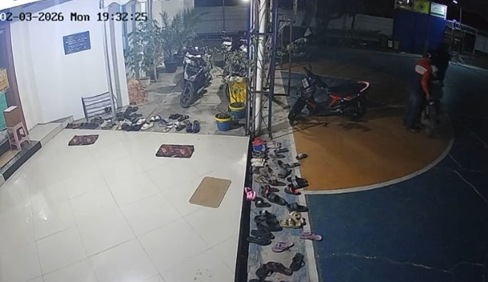 Motor Jamaah Tarawih di Palembang Dicuri Saat Salat, Aksi Pelaku Terekam CCTV