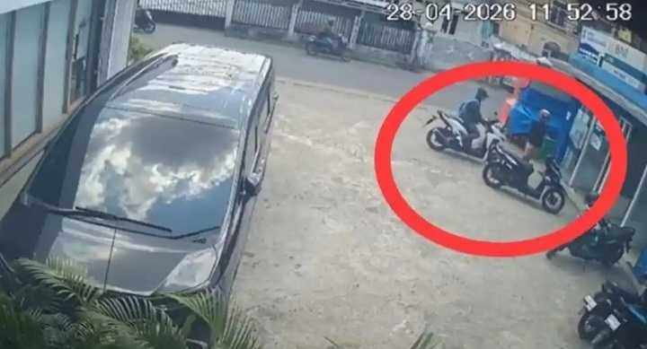 Cuma Hitungan Menit di ATM, Motor Mahasiswa di Palembang Raib Terekam CCTV