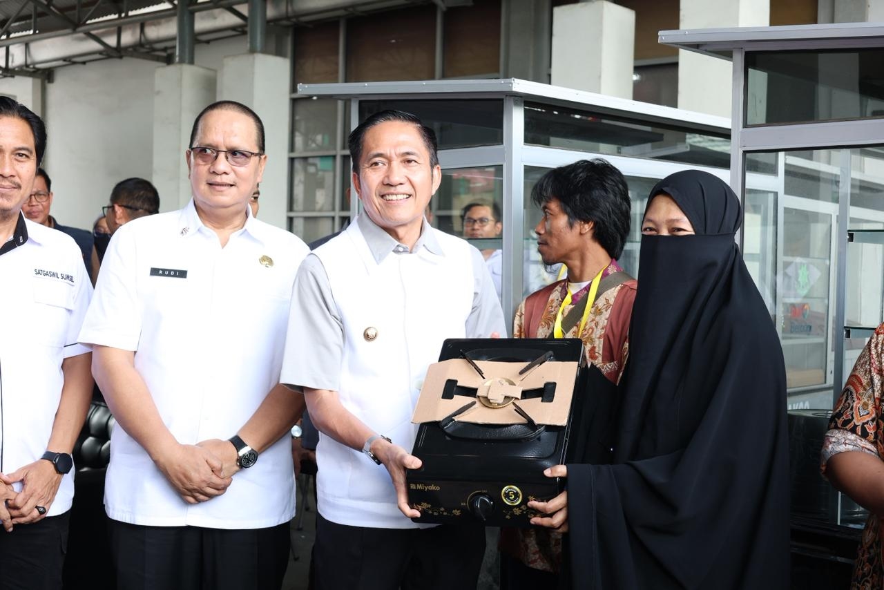 Ratu Dewa dan Kajari Palembang Beri Gerobak Bakso untuk Eks Napiter