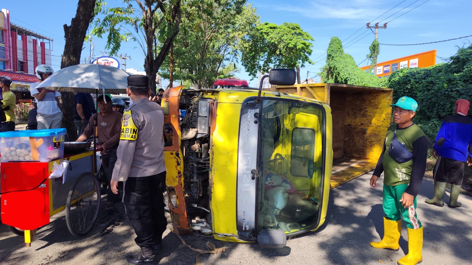 Mobil Dinas DLH Palembang Terbalik di 1 Ulu, Pengendara Motor Jadi Korban