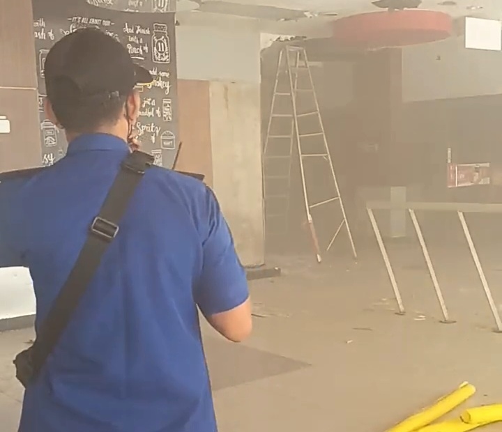 Gedung Internasional Plaza Palembang Mendadak Dipenuhi Asap Pekat