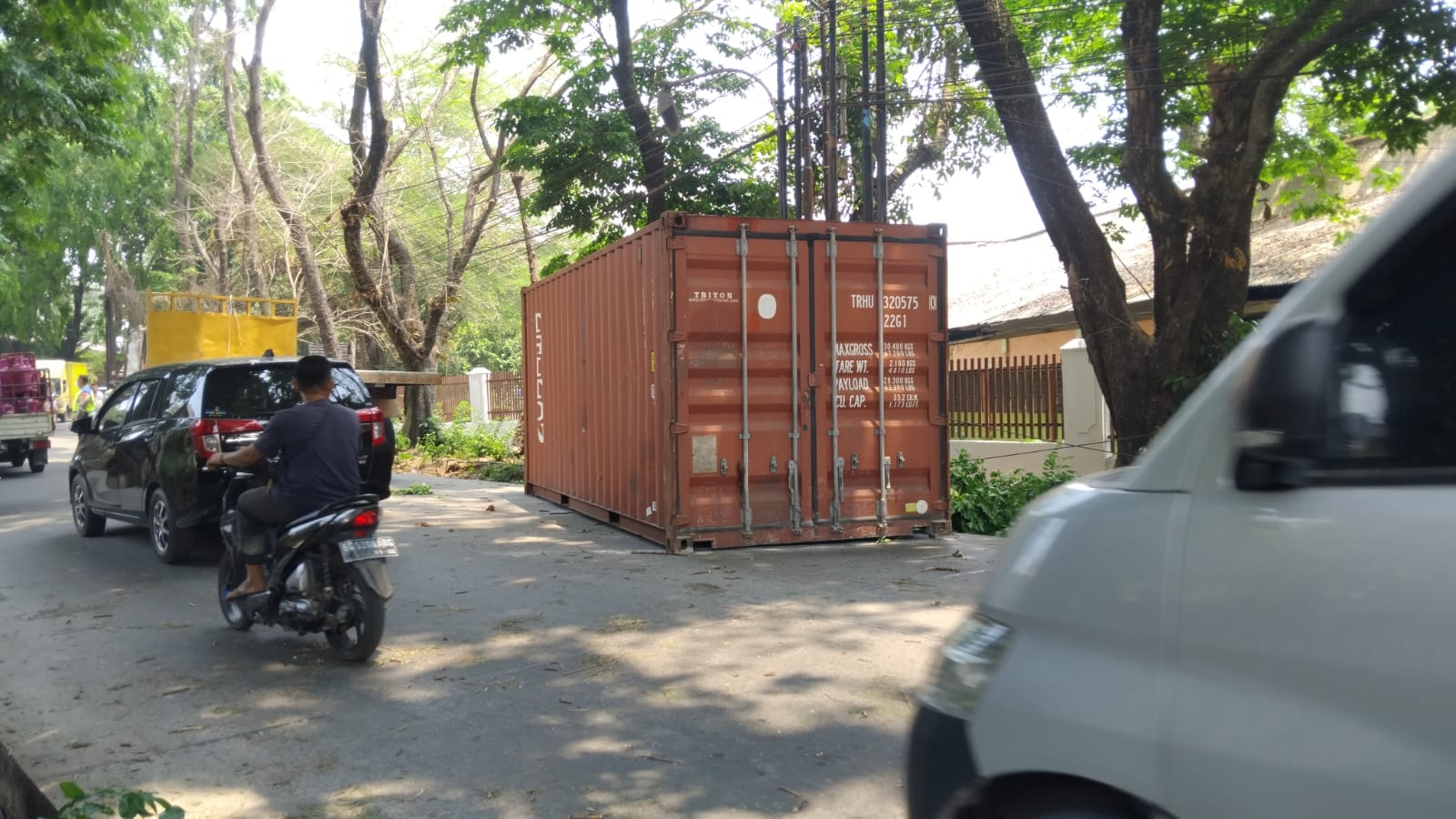 Kontainer Tersangkut Dahan Pohon hingga Jatuh di Sako, Sopir Kena Tilang