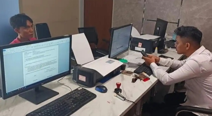 Cekcok Gara-gara Motor Lawan Arah Berujung Kaca Mobil Sopir Toko Bunga Dipecahkan di Palembang