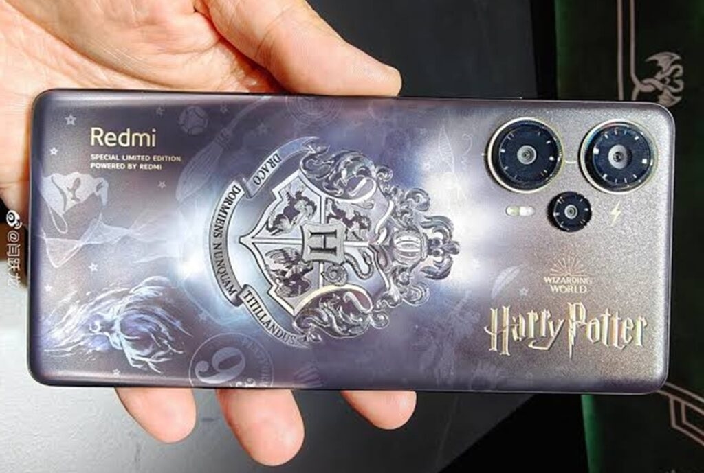 Realme 16 Pro Harry Potter Edition, Logo Hogwarts Bisa Berubah Warna Saat Terkena Sinar UV