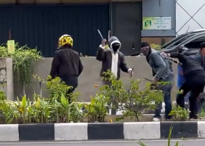Polisi Buru Kelompok Bersajam dalam Bentrokan di Depan PS Mall, Identitas Pelaku Mulai Terungkap