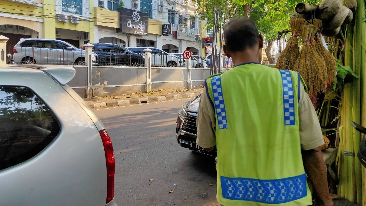 Juru Parkir di Jakabaring Terekam CCTV, Tiga Kali Curi Uang Warung untuk Main Gim Slot