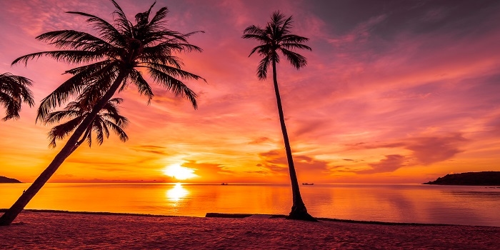 5 Destinasi Wisata di Luar Pulau Sumatera yang Memiliki Pemandangan Sunset Indah