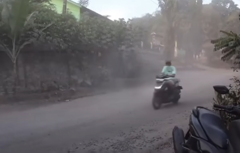 Bikin Sesak Napas, Jalan Muara Meo-Tanjung Agung Berubah Bak Sirkuit Debu