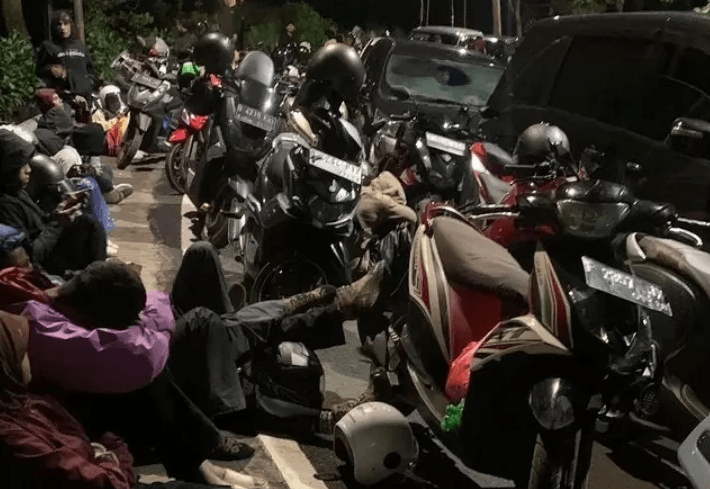 Libur Panjang Berubah Mimpi Buruk, 7 Jam Terjebak Kemacetan Hingga Harus Tidur di Pinggir Jalan