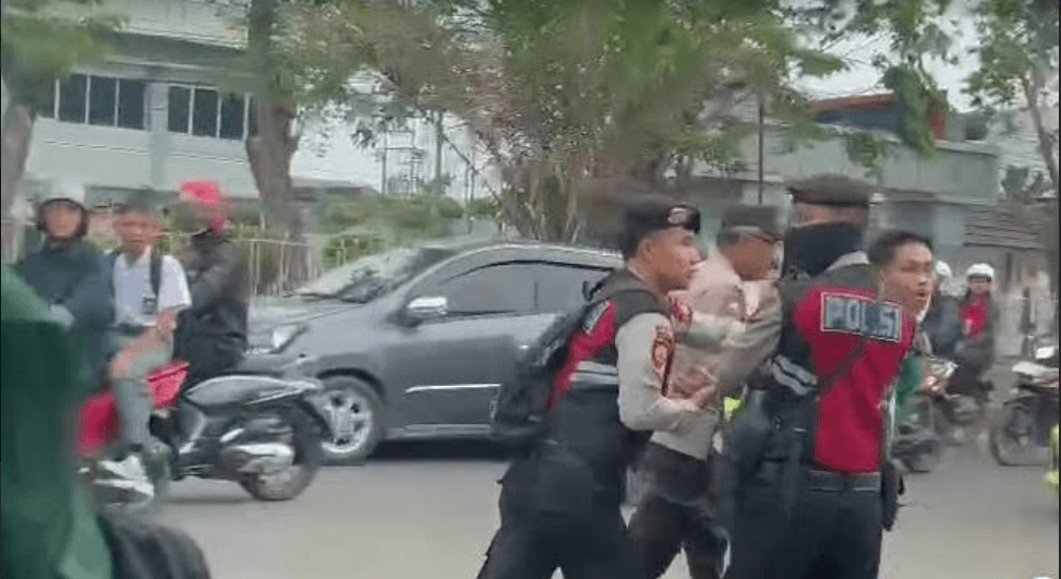 Nyaris Bakar Ban! Mahasiswa UMP Gelar Demonstrasi Terkait Dugaan Penggelapan Dana Ospek