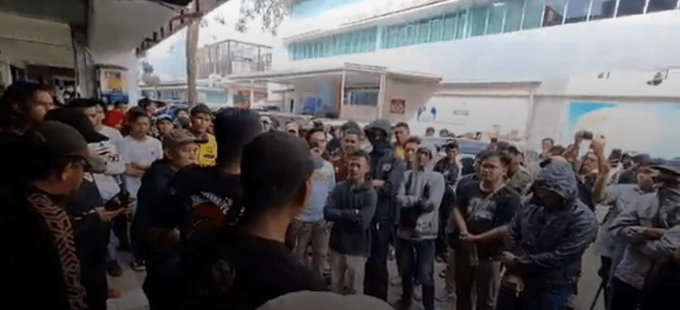 Suporter Sriwijaya FC Geruduk Kantor Sekretariat, Tuntut Kejelasan Nasib Tim dan Gaji Pemain