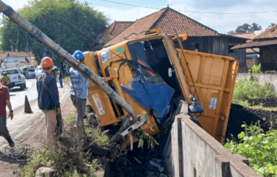  Sopir Mengantuk, Truk Batu Bara Terguling di Muara Enim