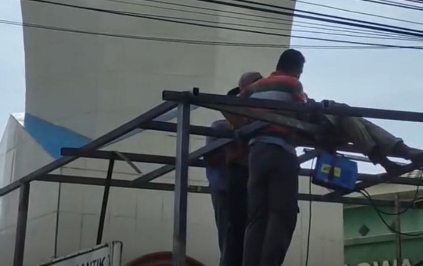 Pasang Kanopi Masjid, Pria di Palembang Kesetrum dan Alami Cidera Parah