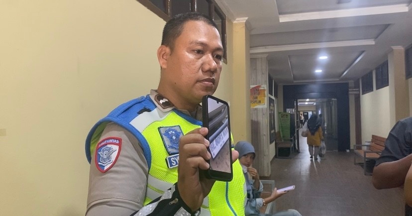 Viral! Polisi di Palembang Hentikan Paksa Mobil Box di Gerbang Tol, Ini Penjelasannya