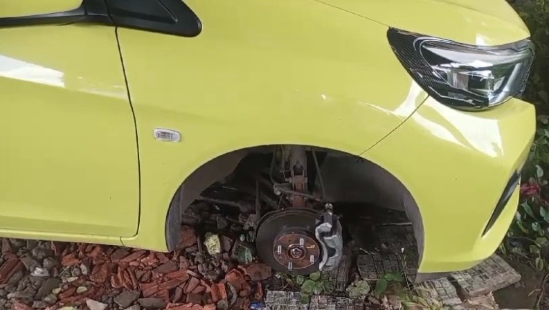 Tidur Nyenyak, Bangun Kaget! Ban Depan dan Belakang Mobil Hilang Dicuri