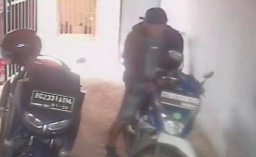 Motor Mahasiswa di Palembang Raib Saat Jemput Pacar, Aksi Pelaku Terekam CCTV
