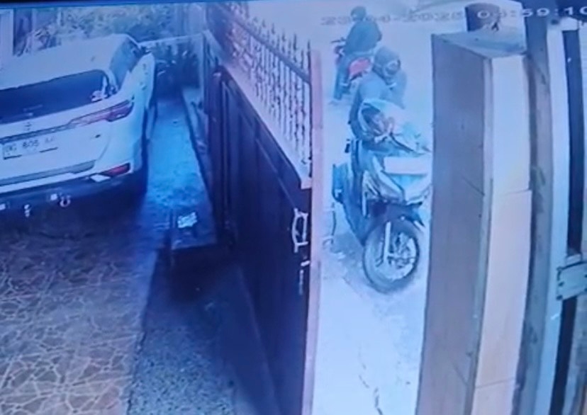 Pelajar SMK di Palembang Kehilangan Motor saat Parkir di Rumah Teman, Terekam CCTV