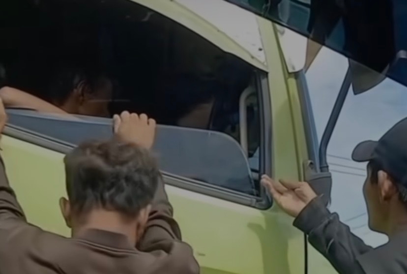 Pakai Jaket dan Topi Warna Hitam Dua Orang Lakukan Pemalakan Sopir Mobil Fuso di Palembang