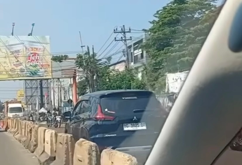 Nekat Lawan Arah dan Terobos Pembatas Jalan, Aksi Pengemudi Xpander di Palembang Viral