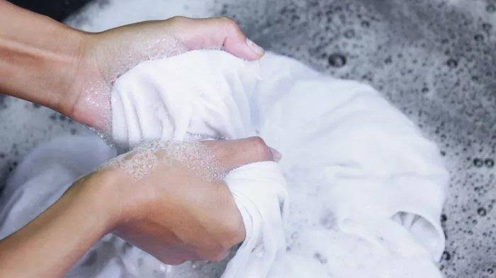 5 Cara Ampuh Menghilangkan Noda Darah Kurban, Baju Kinclong Kembali!