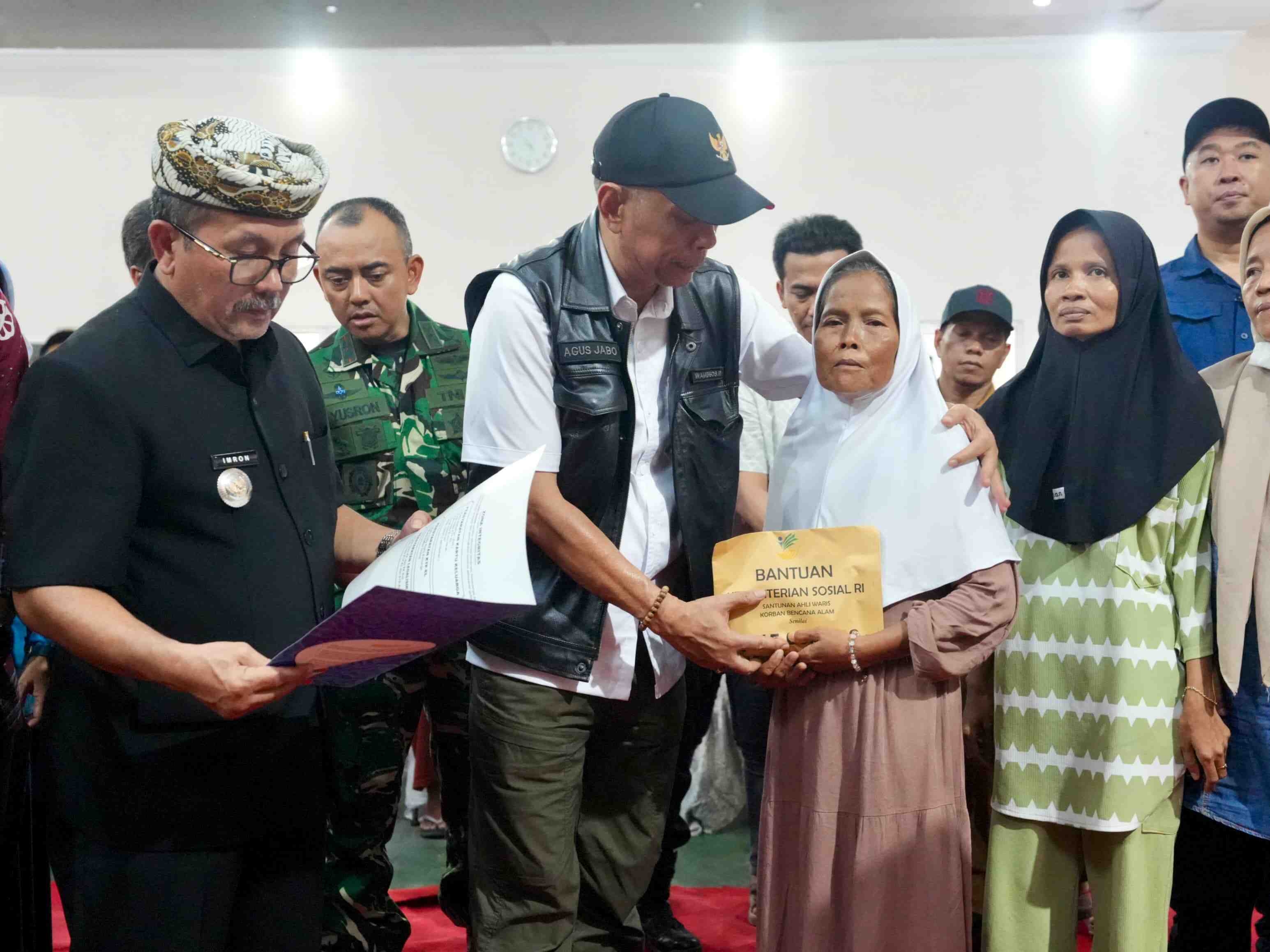 Kemensos Salurkan Rp384 Juta Santunan untuk Keluarga Korban Longsor Tambang Gunung Kuda Cirebon