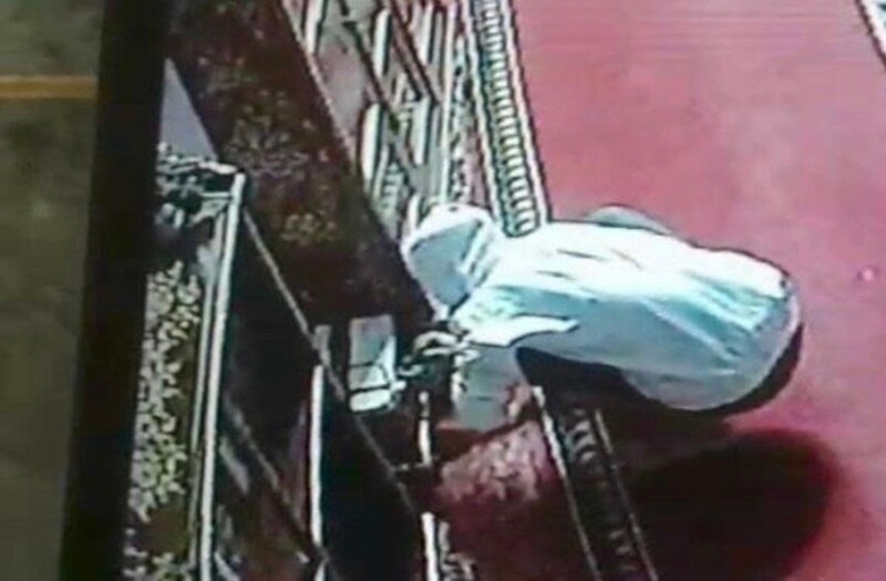 Terekam CCTV, Seorang Pemuda Nekat Gasak Lima Kotak Amal Masjid di Palembang