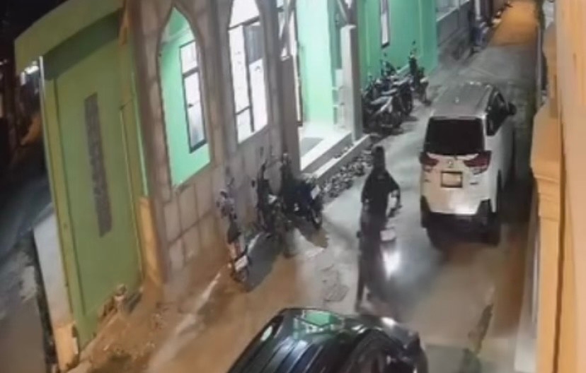 Pencurian Motor Terekam CCTV di Depan Masjid Palembang