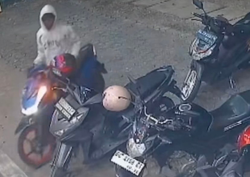 Aksi Pencurian Helm di Depan Toko Erafone Palembang Terekam CCTV
