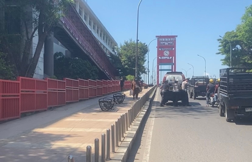 Viral Polisi Dorong Angkot Mogok di Jembatan Ampera, Arus Lalin Kembali Lancar