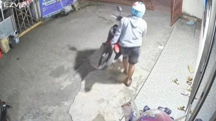 Terekam CCTV, Maling Angkat Motor dan Gasak di Depan Rumah Korban