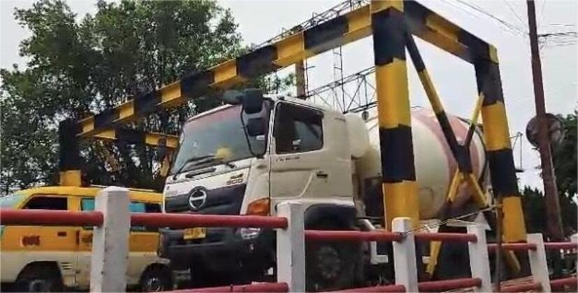 Truk Molen Tabrak Portal Pembatas di Jembatan Ogan, Besi 8 Meter Nyaris Timpa Pengendara