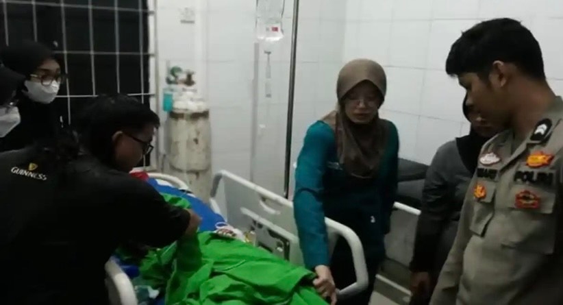 Pohon Tumbang Hantam Ibu dan Anak yang Berboncengan di Palembang, Keduanya Seketika Pingsan di Lokasi Kejadian