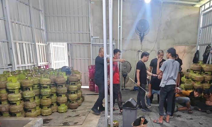 Polda Sumsel Gerebek Gudang Gas Oplosan di Kalidoni, Empat Tersangka Diringkus