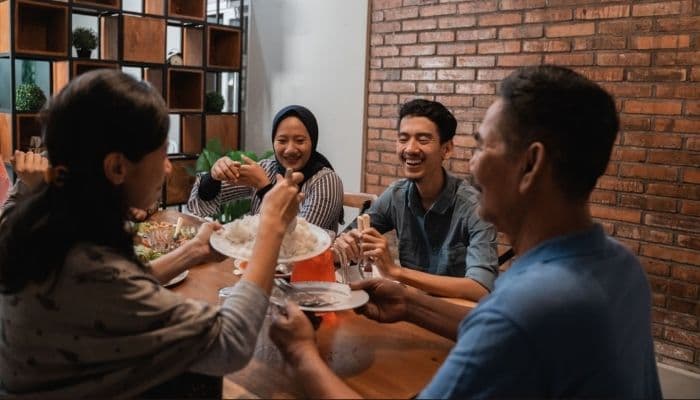 5 Cara Agar Tidak Mudah Canggung Saat Buka Bersama dengan Teman SD, Dijamin Lebih Cair