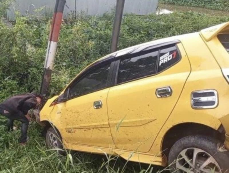 Mengantuk dan Hilang Konsentrasi, Toyota Agya Terjun ke Rawa di Jakabaring Palembang