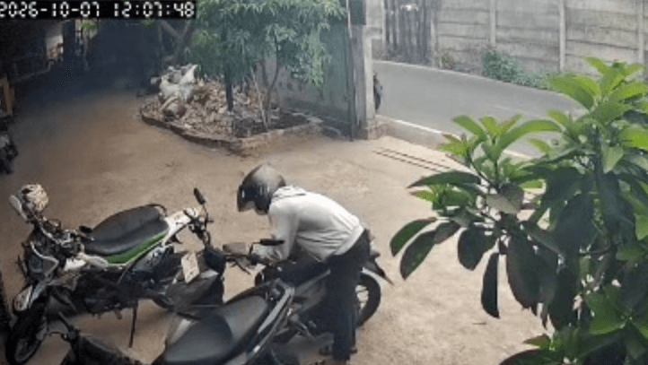 Terekam CCTV, Dua Pelaku Curanmor Gasak Honda Beat Street di Percetakan Sukarami Palembang