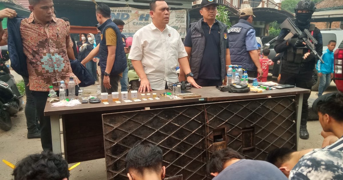 Ratusan Warga Saksikan Penggerebekan Diduga Sarang Narkoba di Lawang Kidul Palembang