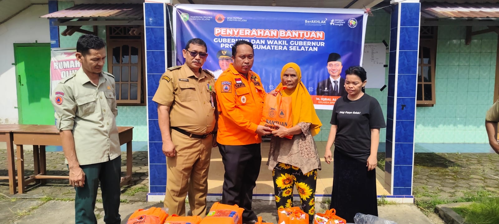 BPBD Sumsel Salurkan Bantuan Logistik Kebakaran di Lawangkidul Palembang