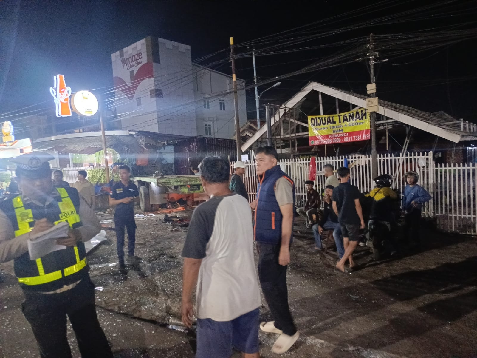 Rem Blong di Demang Lebar Daun, Truk Kontainer Hantam Halte hingga Warung, Dua Orang Luka