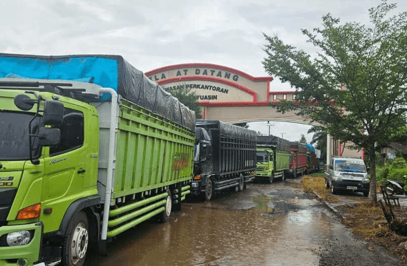 Dari Tanjakan hingga Lawan Arus, Ini Penyebab Jalintim Macet Total