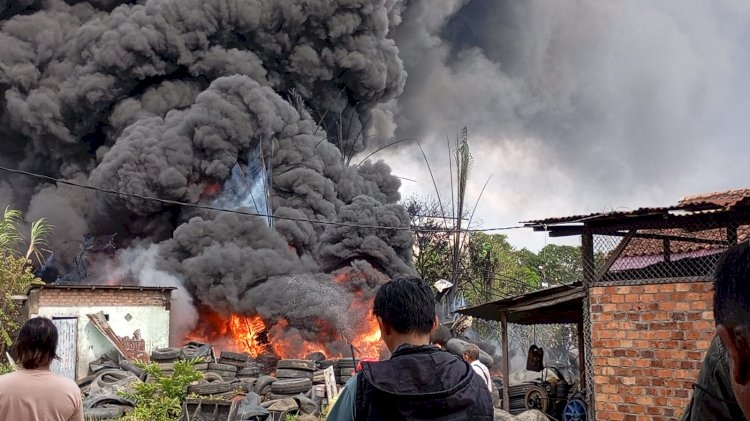 Lebaran Ketiga, Kebakaran Ban Bekas di Pahlawan Picu Asap Pekat