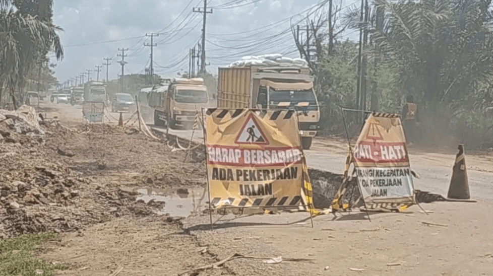 Perbaikan Jalan Tanjung Api-Api Picu Macet Parah, Pengendara Keluhkan Waktu Tempuh Hingga 2 Jam
