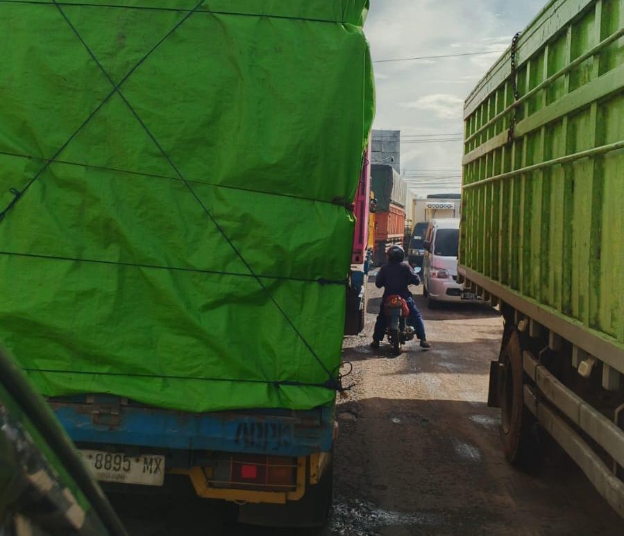 Sopir Ekspedisi Keluhkan Macet Parah di Tanjung Api-Api. Hanya Maju 150 Meter dalam 4 Jam
