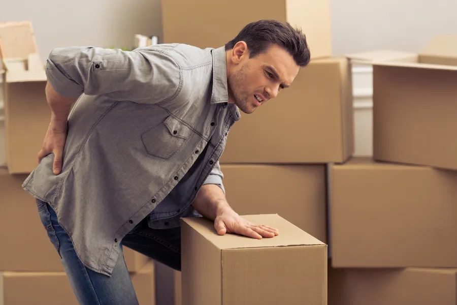 5 Cara Jaga Pinggang Tetap Aman Saat Angkat Beban Berat