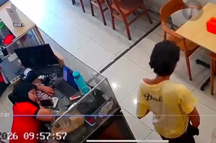 Dompet Berisi Uang dan Dokumen Penting Hilang, Aksi Pencurian Terekam CCTV di Tempat Kerja