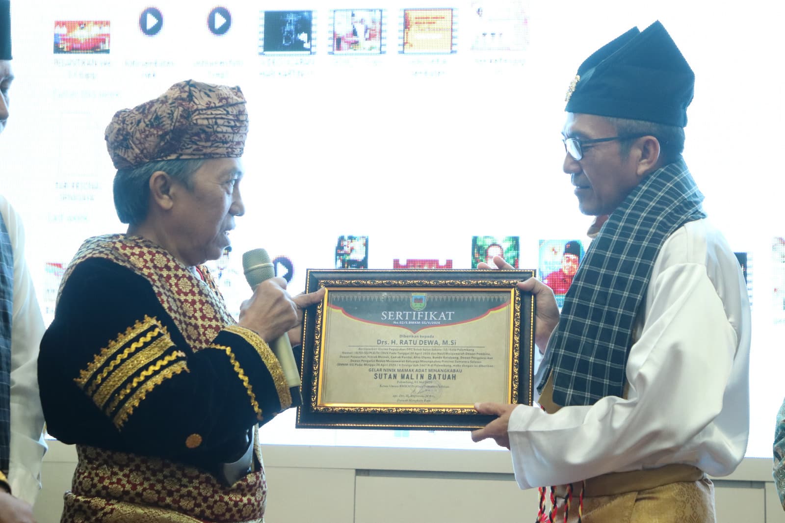 Wali Kota Palembang Ratu Dewa Dianugerahi Gelar Kehormatan Minangkabau
