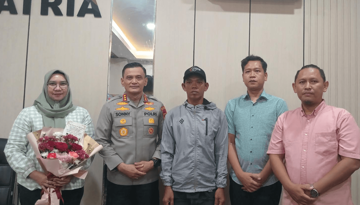 Bawa Buket Bunga ke Polrestabes, Orang Tua Korban Apresiasi Polisi Usai Pelaku Kekerasan Seksual Ditangkap