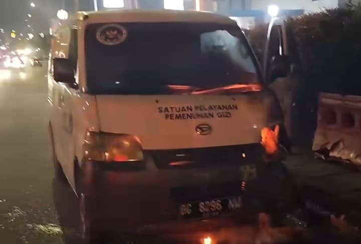Viral di Medsos, Mobil MBG Terbakar Hebohkan Simpang Patal Palembang